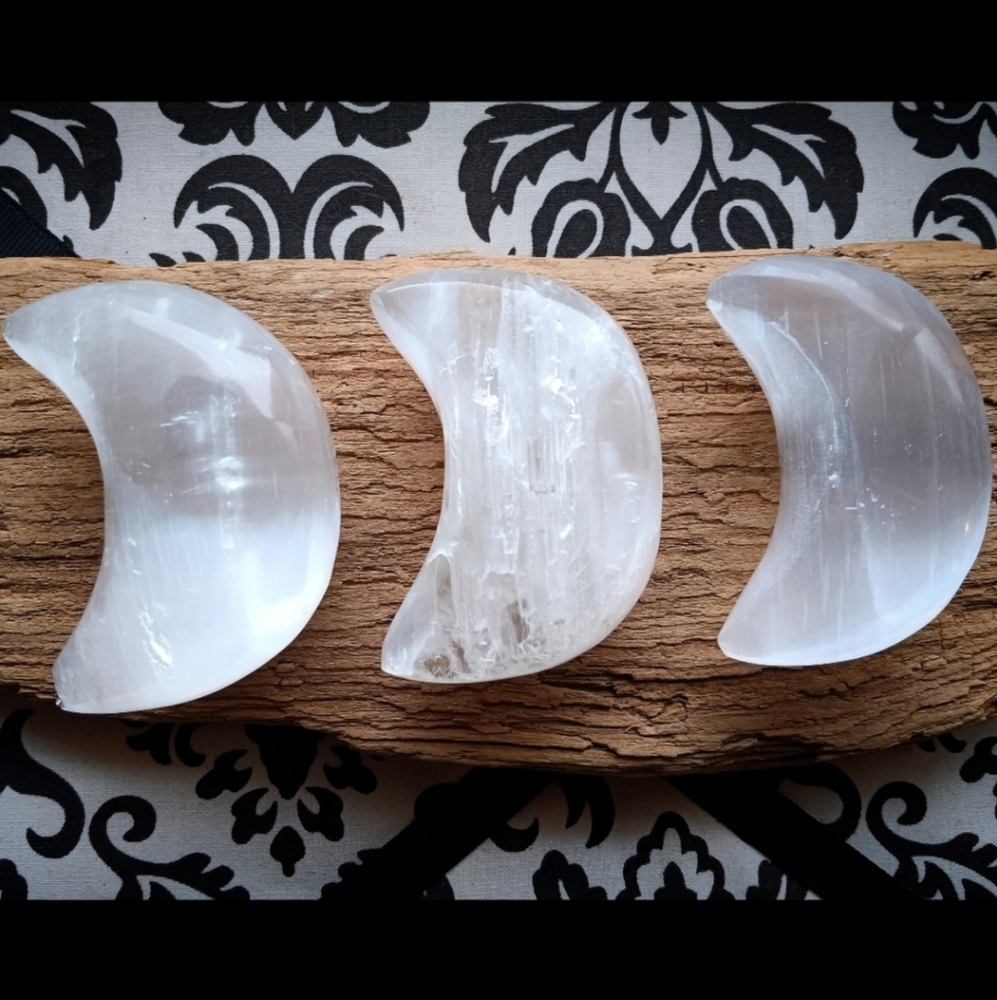 🤍 Selenite Crescent Moon Crystal Palm Stone Healing Natural Spiritual